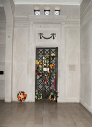 Elvis Presley crypt to be sold at auction